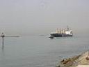 un bateau se prsentant   l'entre du canal de Suez