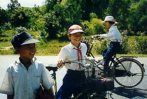 Enfants vietnamiens se rendant  l'cole !
